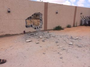 Agujero creador por el lanzamiento de un mortero en la casa de Mercedes Fonte, en Bengasi (Libia).