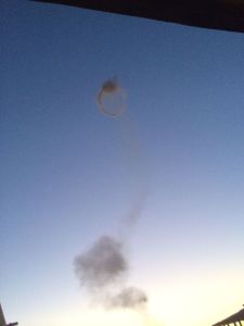 Circulo de humo provocado tras un doble atentado suicida a las puertas de un cuartel en Bengasi, Libia.