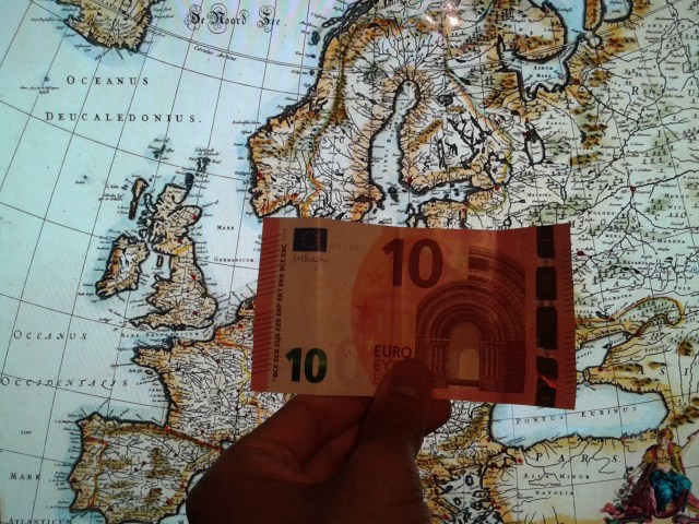 Un nuevo billete de 10 euros sobre un mapa de la vieja Europa.
