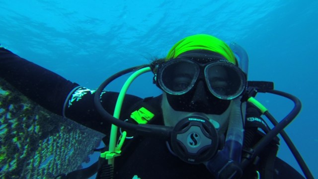 SARAH FRÍAS-TORRES La coordinadora del prooyecto de restauración de corales en la isla de Cousin, posa cerca de un vivero. Copyright: Sarah Torres-Frías