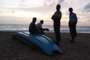 Un grupo de pescadores católicos esperan la caída del sol para salir a pescar. Negombo, Sri Lanka