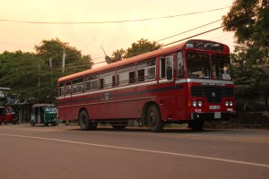Autobús que cubre la línia Dambulla-Sigirya aparcado en plena carretera Sigirya, Sri Lanka