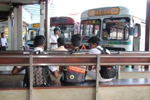 Varios chicos esperan un autobús en la estación central de Colombo, Sri Lanka.