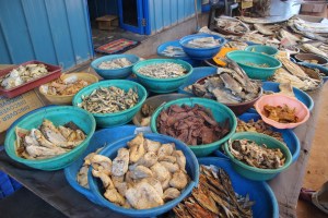 Una parada de pescado en el Mercado de Pescado de Negombo, Sri Lanka.