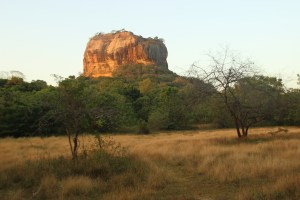 Vista de la Roca del León en Sigirya durante el atardecer. Sri Lanka.
