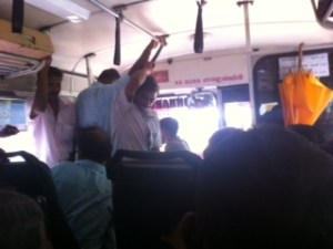 Interir del autobús que lleva de Colombo a Bambulla, lleno a rebosar. Sri Lanka.