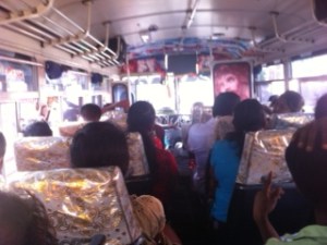 El interior del autobús que lleva desde Dambulla a Sigirya. Sri Lanka.