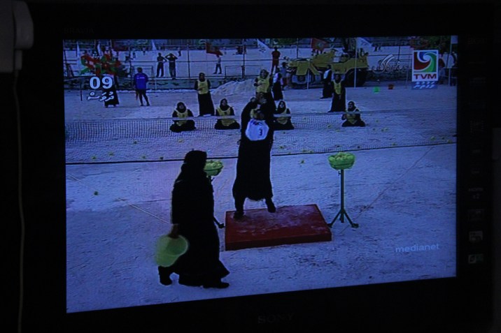 Una jugadora remata con la raqueta a sus oponentes disparando de espalda a ellas, Malé (Maldivas).