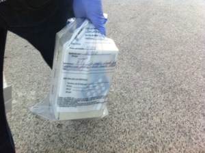 La caja fuerte transportada por un agente de la Cuardia Civil. El Vendrell, Tarragona.