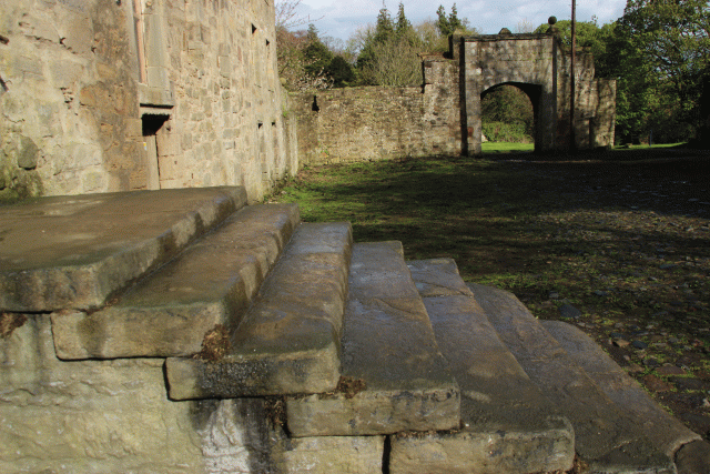 Lallybroch-escaleras-y-arco